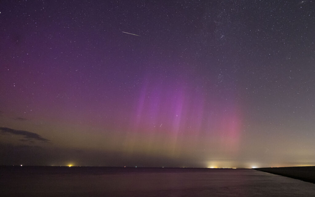 Noorderlicht met Perseide op de Afsluitdijk. 